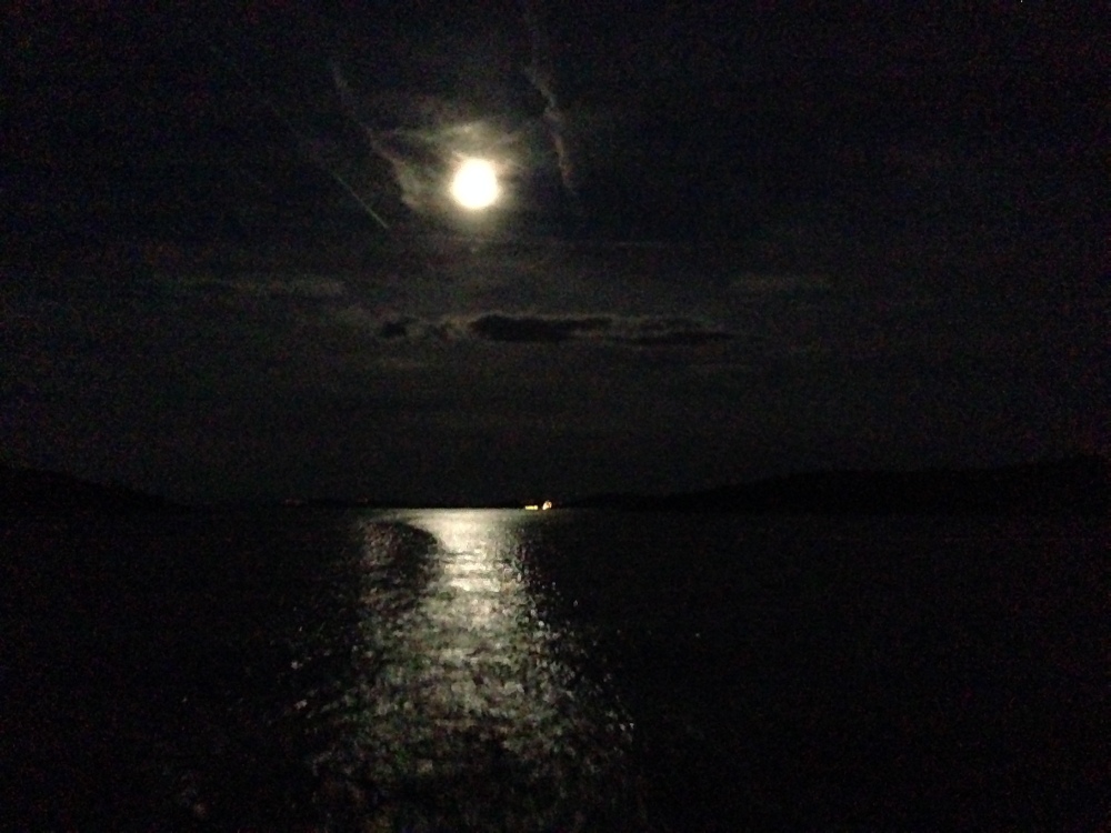 Takhle nám Měsíc svítil na poslední část dnešní plavby.